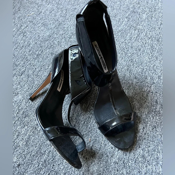 Manolo Blahnik Black Patent Leather T Strap Heels, size 40 - Picture 2 of 7